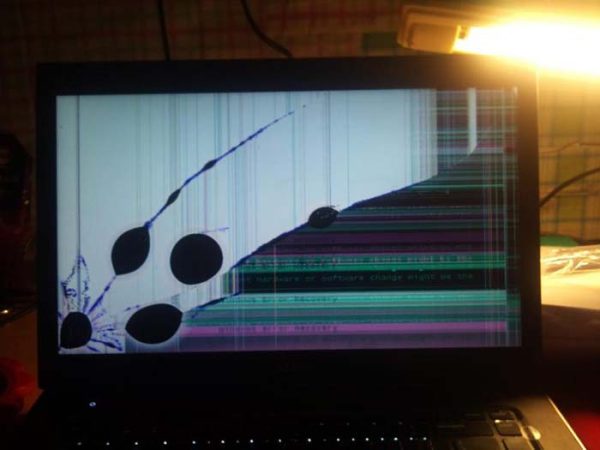 8 cách sửa lỗi laptop lên đèn nguồn nhưng không lên màn hình laptop bi vo man hinh 768x576 1 600x450 1
