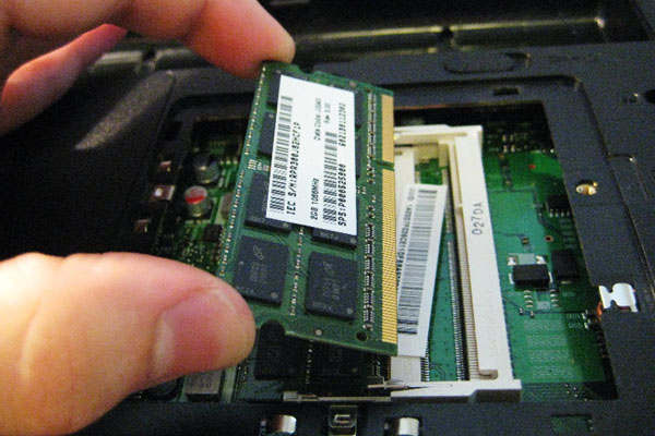 8 cách sửa lỗi laptop lên đèn nguồn nhưng không lên màn hình ram laptop long